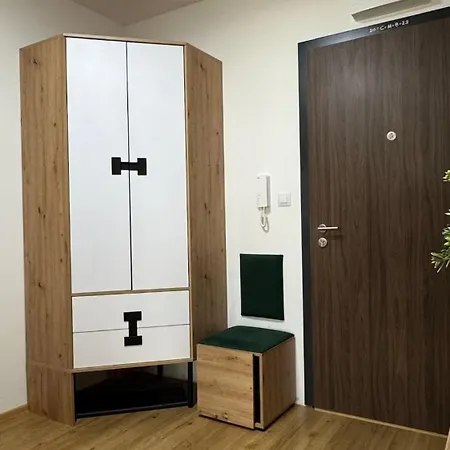 Prestige - Next To Ice Arena, Private Parking Apartment Bratislava